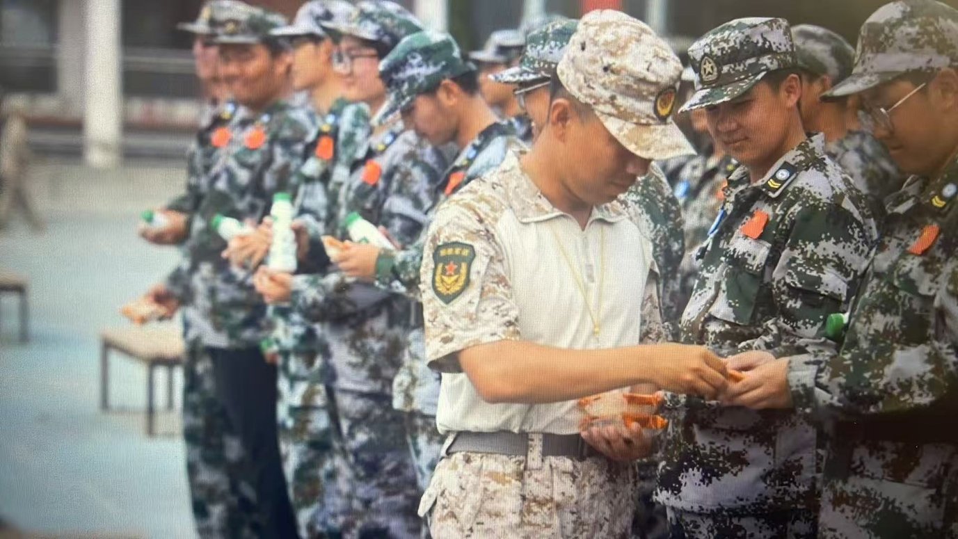 李鸿泽教官风采展示页 的封面